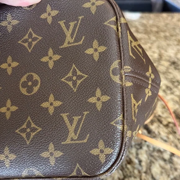 Louis Vuitton Neverfull MM - Picture 10 of 16
